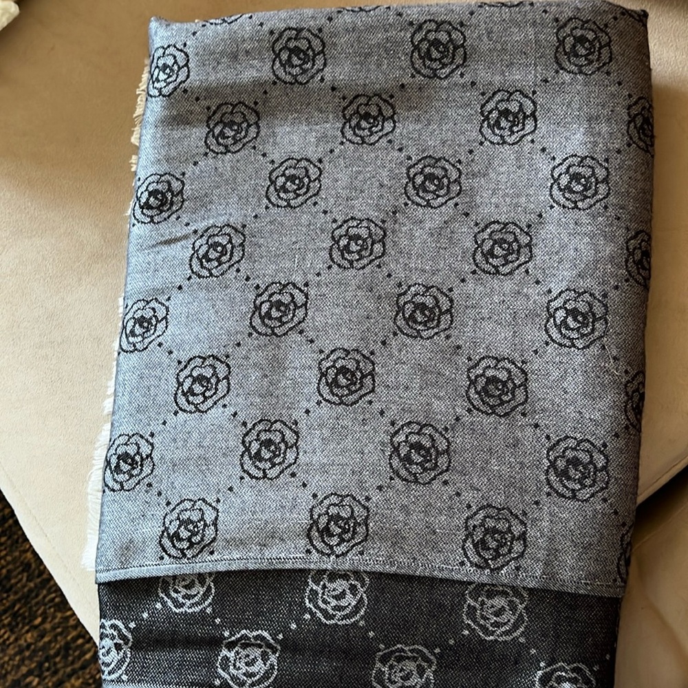 Two tone Scarf. Gray. -pre owned in great condition. See pics